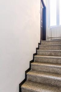 - un escalier dans un bâtiment avec une porte dans l'établissement La Corte Albenga, à Albenga