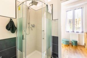 La salle de bains est pourvue d'une douche avec une porte en verre. dans l'établissement La Corte Albenga, à Albenga