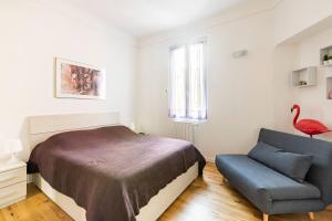 - une chambre avec un lit et un cygne sur le mur dans l'établissement La Corte Albenga, à Albenga