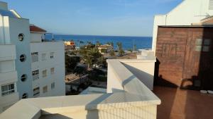 een balkon met uitzicht op de oceaan bij Ático en pimera línea de playa in Roquetas de Mar