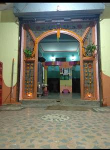 una entrada a un edificio con una puerta abierta en OYO 81031 Golden Hotel And Restaurant, en Muzaffarnagar