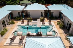 - une vue sur la piscine dans une maison dans l'établissement Villas VR Beachwalk Avellanas, à Playa Avellana