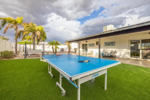 una mesa de ping pong en el patio trasero de una casa en Mesa Diego, en Mesa