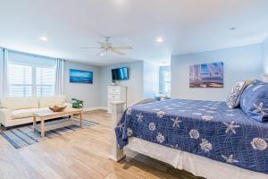 ドーフィン・アイランドにあるBuchanan Bay Havenのベッドとソファのある寝室 +28枚の写真