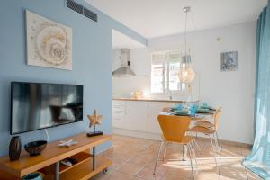 Televízia a/alebo spoločenská miestnosť v ubytovaní Apartamentos Turisticos CAN CUNILL