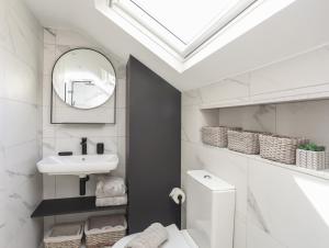 Phòng tắm tại 15 Rosemary Lane +24 ảnh