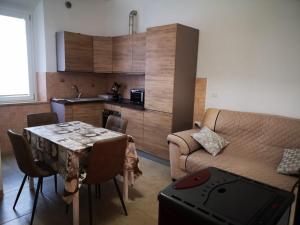 ein Wohnzimmer mit einem Tisch und einem Sofa in der Unterkunft La Casa Vacanze di Bea in Venturina Terme