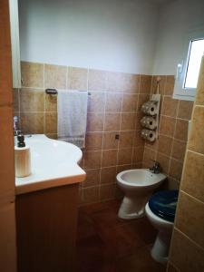 ein Bad mit einem Waschbecken und einem WC in der Unterkunft La Casa Vacanze di Bea in Venturina Terme