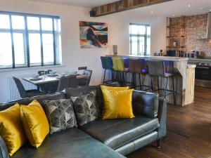 uma sala de estar com um sofá e um bar em Valhallah Cottage Retreat em Broomhill