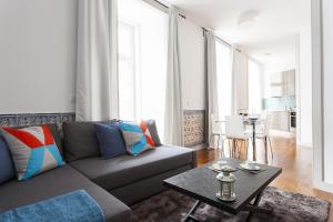 uma sala de estar com um sofá e uma mesa em Downtown Cozy Apartment em Lisboa