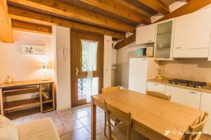 cocina y comedor con mesa de madera en Ca' degli Ulivi, en Creazzo