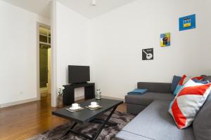 uma sala de estar com um sofá e uma mesa em Downtown Cozy Apartment em Lisboa