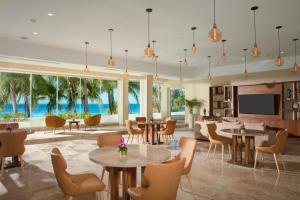 TV a/nebo společenská místnost v ubytování Dreams Sands Cancun Resort & Spa