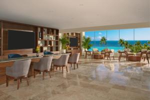 TV a/nebo společenská místnost v ubytování Dreams Sands Cancun Resort & Spa