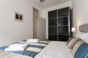 リスボンにあるDowntown Cozy Apartmentのベッドルーム1室(枕2つ付)