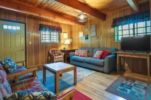 Seating area sa California Retreat Near Yosemite National Park!