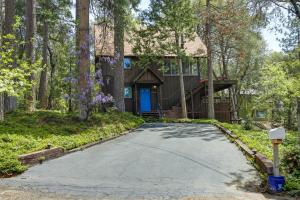 una entrada que conduce a una casa con una puerta azul en California Retreat Near Yosemite National Park!, en Twain Harte