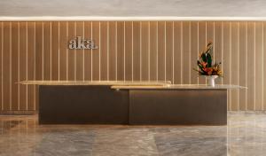um lobby com um balcão com um vaso de flores em Hotel AKA Brickell em Miami