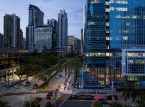 uma vista para uma cidade com edifícios altos e carros em Hotel AKA Brickell em Miami