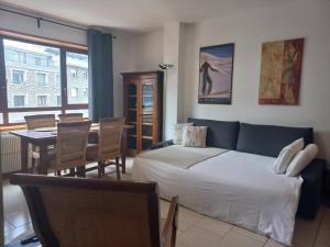 1 dormitorio con 1 cama y comedor con mesa en Morera Pas de la Casa en Pas de la Casa