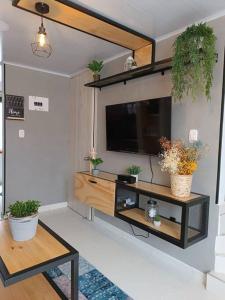 uma sala de estar com uma televisão de ecrã plano na parede em Casa moderna y acogedora. em Salento