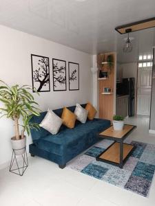uma sala de estar com um sofá azul e uma mesa em Casa moderna y acogedora. em Salento