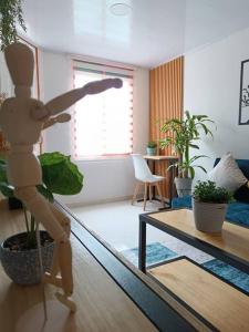 un maniquí parado sobre una mesa en una sala de estar en Casa moderna y acogedora. en Salento