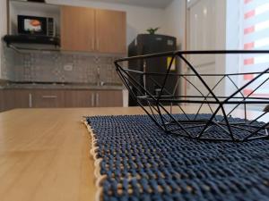 una cesta negra sobre una mesa de madera en Casa moderna y acogedora. en Salento