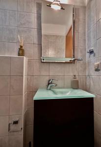 シビリにあるSunset Villaのバスルーム(洗面台、鏡付)