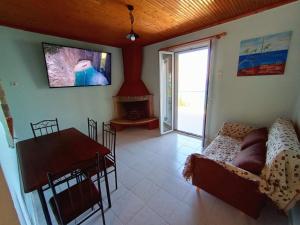 Televízia a/alebo spoločenská miestnosť v ubytovaní Xigia hideaway - panoramic sea view house