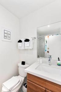 La salle de bains est pourvue d'un lavabo, de toilettes et d'un miroir. dans l'établissement Retro Studio in the Heart of DTPH - Very Walkable, à Phoenix