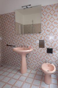 ein Bad mit einem Waschbecken und einem WC in der Unterkunft B&B L'Edera in Crodo