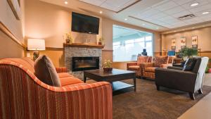 a lobby with couches and a fire place at Best Western PLUS Mission City Lodge in Mission