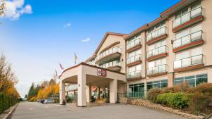 a hotel with a parking lot in front of it at Best Western PLUS Mission City Lodge in Mission City