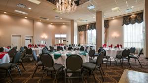 a banquet hall with tables and chairs and a chandelier at Best Western PLUS Mission City Lodge in Mission City +79 photos