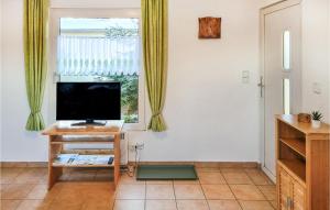 a room with a desk with a television and a window at Amazing Home In Eichigt-ot Sssebach With 2 Bedrooms in Eichigt