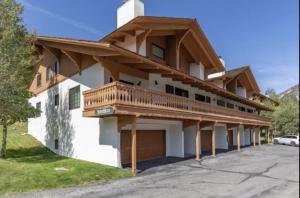 a house with a balcony on the side of it at Rr-interlaken 17 in June Lake