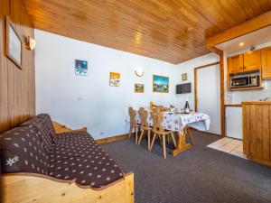 salon ze stołem i kuchnią w obiekcie Appartement skis aux pieds à Tignes avec balcon, 6 couchages, proche commerces et navettes - FR-1-502-480 w mieście Tignes
