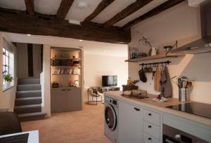 O bucătărie sau chicinetă la Blacksmith's Cottage Suffolk +15 fotografii