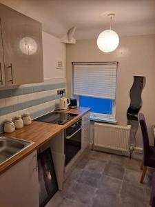 Il comprend une cuisine équipée d'un évier et d'une cuisinière. four supérieur dans l'établissement Two bedroom maisonette close toWarwick Uni, à Canley