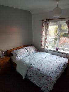 a bedroom with a bed and a window at Two bedroom maisonette close toWarwick Uni in Canley