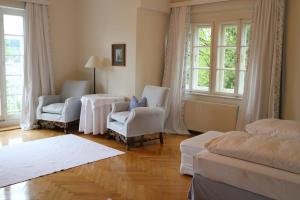 Postel nebo postele na pokoji v ubytování Hotel Seeschlößl Velden + 20 fotografií