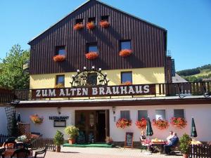 un edificio con un cartel en la parte delantera en Hotel Zum Alten Brauhaus, en Kurort Oberwiesenthal