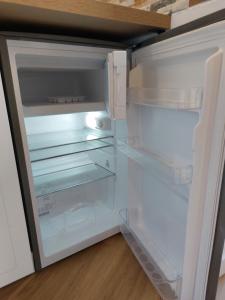 einem leeren Kühlschrank mit offener Tür in der Küche in der Unterkunft Confort en front de mer avec accès direct plage in Le Barcarès