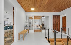 Majoituspaikan 5 Bedroom Awesome Home In Skagen kuntosali tai liikuntatilat