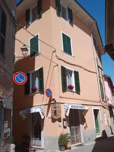 un edificio rosa con ventanas y una señal de no girar a la derecha en Il Glicine B&b, en Voltaggio