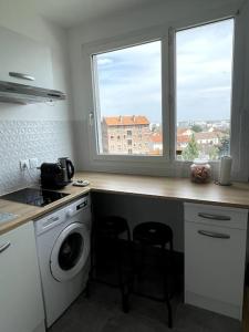 A kitchen or kitchenette at appartement cosy et lumineux