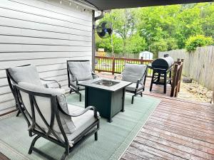 瑪麗埃塔市的住宿－Cozy Family-Friendly home w/ fenced-in backyard，露台配有椅子和桌子,甲板上配有桌子