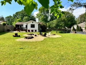 a backyard with a fire pit in the grass at Cozy Family-Friendly home w/ fenced-in backyard in Marietta