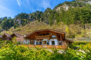 una casa con una montaña en el fondo en Appart Taverne, en Mayrhofen